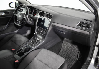 Подержанный автомобиль Volkswagen Golf Hatchback 2013 года (12 фото)