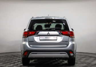 Подержанный автомобиль Mitsubishi Outlander 2019 года (6 фото)