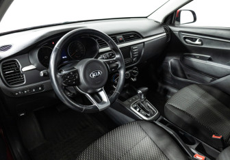 Подержанный автомобиль Kia Rio Sedan 2018 года (11 фото)
