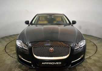 Подержанный автомобиль Jaguar XJ 2016 года (9 фото)
