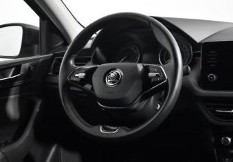 Подержанный автомобиль Skoda Rapid Liftback 2021 года (15 фото)