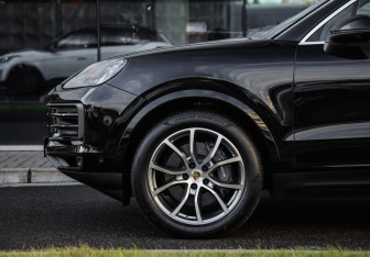 Подержанный автомобиль Porsche Cayenne 2023 года (10 фото)