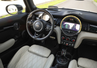 Подержанный автомобиль MINI Hatch 2020 года (12 фото)