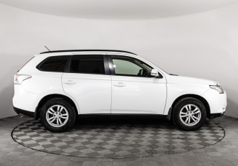 Подержанный автомобиль Mitsubishi Outlander 2012 года (4 фото)
