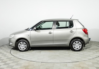 Подержанный автомобиль Skoda Fabia Hatchback 2014 года (8 фото)