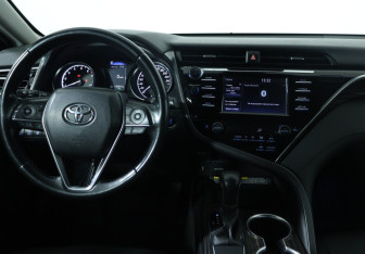 Подержанный автомобиль Toyota Camry Sedan 2019 года (15 фото)