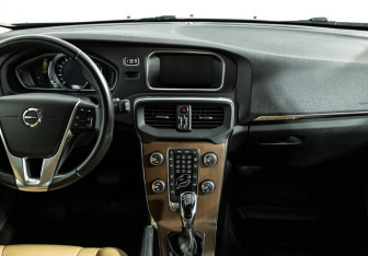 Подержанный автомобиль Volvo V40 Cross Country 2017 года (14 фото)