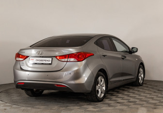 Подержанный автомобиль Hyundai Elantra Sedan 2012 года (5 фото)
