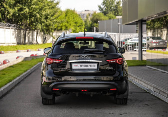 Подержанный автомобиль Infiniti QX70 2016 года (7 фото)
