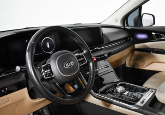 Подержанный автомобиль Kia Carnival 2020 года (9 фото)
