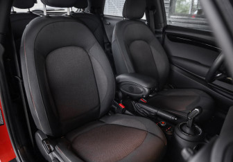 Подержанный автомобиль MINI Hatch 2020 года (21 фото)