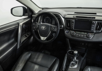 Подержанный автомобиль Toyota RAV4 2016 года (9 фото)