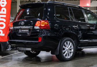 Подержанный автомобиль Toyota Land Cruiser Suv 2012 года (7 фото)
