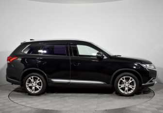 Подержанный автомобиль Mitsubishi Outlander 2017 года (4 фото)