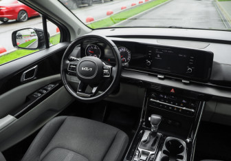 Подержанный автомобиль Kia Carnival 2021 года (12 фото)