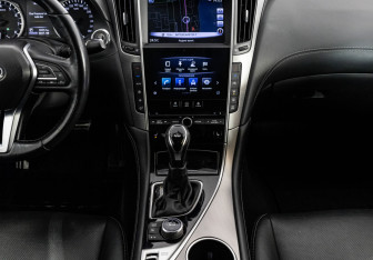 Подержанный автомобиль Infiniti Q50 2017 года (14 фото)