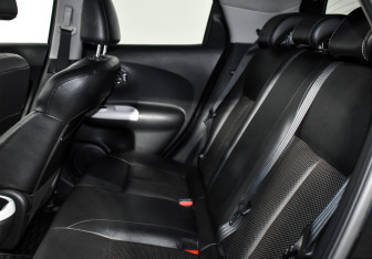 Подержанный автомобиль Nissan Juke 2011 года (12 фото)