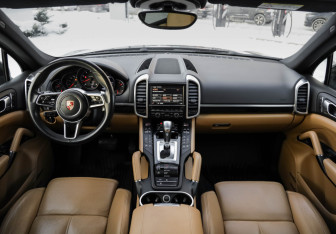 Подержанный автомобиль Porsche Cayenne 2015 года (12 фото)