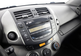 Подержанный автомобиль Toyota RAV4 2010 года (20 фото)