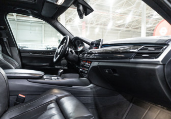 Подержанный автомобиль BMW X5 M 2016 года (24 фото)
