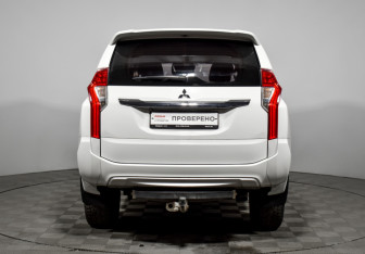 Подержанный автомобиль Mitsubishi Pajero Sport 2017 года (6 фото)