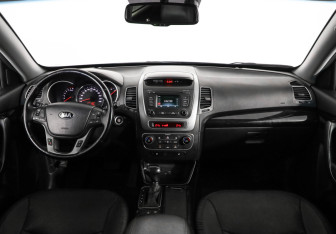 Подержанный автомобиль Kia Sorento 2015 года (10 фото)