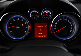 Подержанный автомобиль Opel Astra Hatchback 2011 года (17 фото)