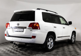 Подержанный автомобиль Toyota Land Cruiser Suv 2012 года (5 фото)