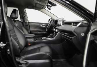 Подержанный автомобиль Toyota RAV4 2021 года (22 фото)