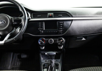 Подержанный автомобиль Kia Rio Hatchback 2018 года (14 фото)