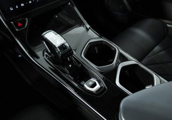 Подержанный автомобиль Geely Atlas 2023 года (20 фото)