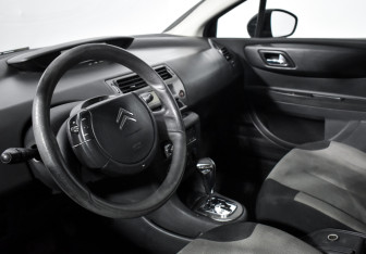 Подержанный автомобиль Citroen C4 Hatchback 2009 года (9 фото)