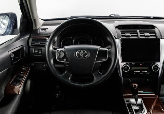 Подержанный автомобиль Toyota Camry Sedan 2013 года (14 фото)