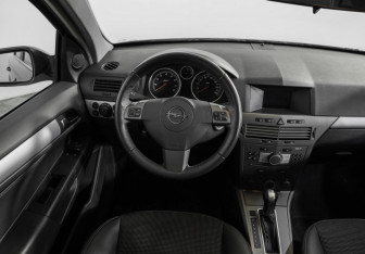 Подержанный автомобиль Opel Astra Hatchback 2006 года (11 фото)