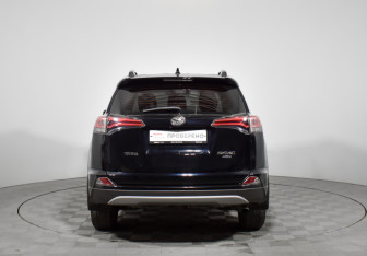 Подержанный автомобиль Toyota RAV4 2017 года (7 фото)