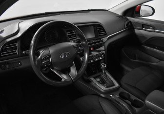 Подержанный автомобиль Hyundai Elantra Sedan 2019 года (9 фото)