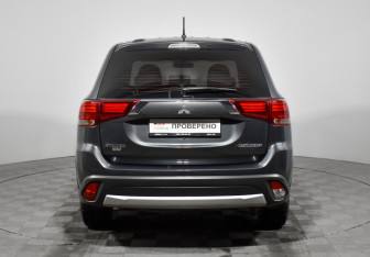 Подержанный автомобиль Mitsubishi Outlander 2016 года (6 фото)