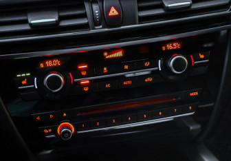 Подержанный автомобиль BMW X5 2015 года (18 фото)