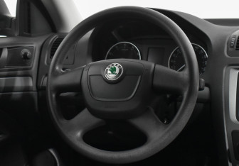 Подержанный автомобиль Skoda Octavia Liftback 2012 года (14 фото)