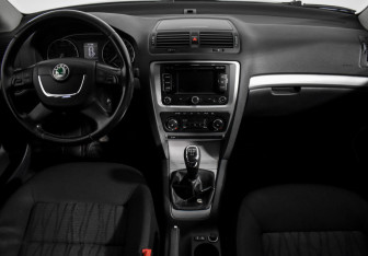 Подержанный автомобиль Skoda Octavia Liftback 2013 года (14 фото)