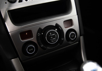 Подержанный автомобиль Peugeot 308 Hatchback 2012 года (15 фото)