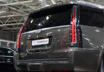 Подержанный автомобиль Cadillac Escalade Suv 2015 года (9 фото)