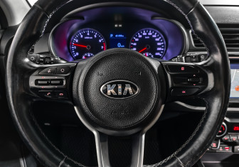 Подержанный автомобиль Kia Rio Hatchback 2018 года (16 фото)