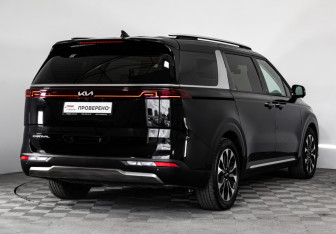 Подержанный автомобиль Kia Carnival 2022 года (5 фото)