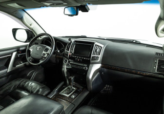 Подержанный автомобиль Toyota Land Cruiser Suv 2014 года (9 фото)