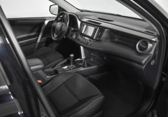 Подержанный автомобиль Toyota RAV4 2017 года (12 фото)