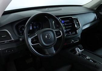 Подержанный автомобиль Volvo XC90 2020 года (13 фото)