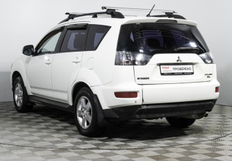 Подержанный автомобиль Mitsubishi Outlander 2011 года (7 фото)