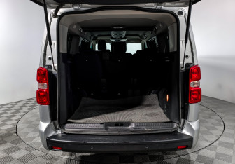 Подержанный автомобиль Peugeot Traveller 2021 года (20 фото)