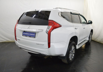 Подержанный автомобиль Mitsubishi Pajero Sport 2020 года (4 фото)